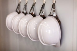 ヘルメット、安全靴等を支給 ヘルメット、安全靴等を支給